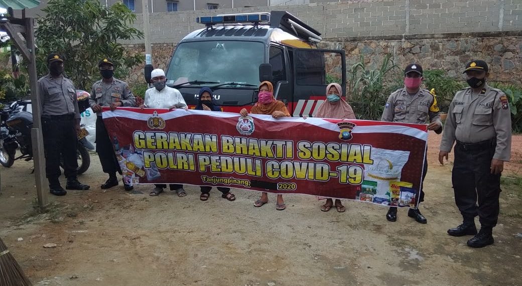 Ditengah Pandemi Covid-19, Polres Tanjungpinang Salurkan 100 Paket Sembako pada Warga