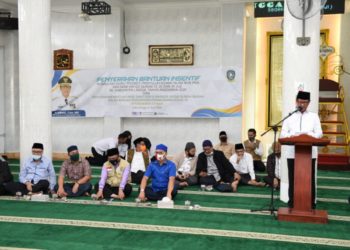Isdianto Serahkan Bantuan Insentif Untuk 766 Mubaligh di Kabupaten Lingga