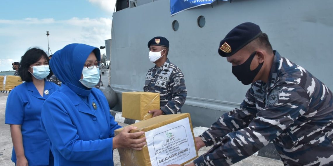 Danlantamal IV dan Ketua Corcab IV DJAI I Bantu Penyerahan Bantuan APD