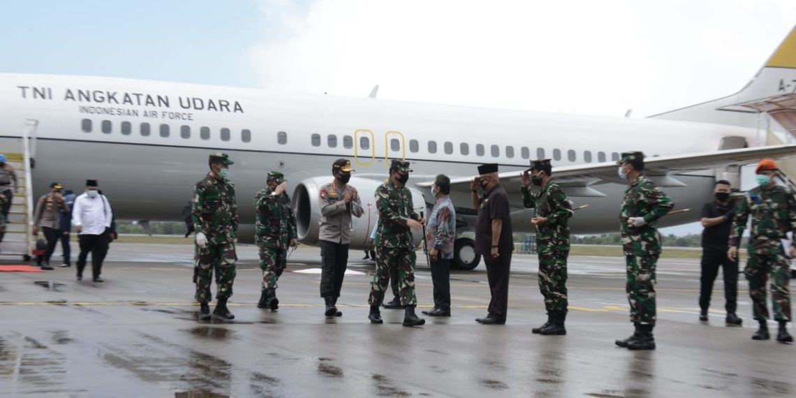 Danlantamal IV Sambut Panglima TNI dan Kapolri di Bandara Batam