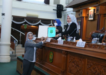 Paripurna DPRD Sampaikan Pandangan Fraksi Terhadap Jawaban Plt. Walikota Terkait Hak Interplasi DPRD tentang TPP ASN