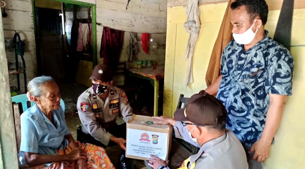 Peringati Hari Bhayangkara ke-74, Polres Lingga Bagi Paket Sembako di Dua Desa