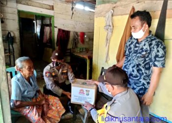 Peringati Hari Bhayangkara ke-74, Polres Lingga Bagi Paket Sembako di Dua Desa