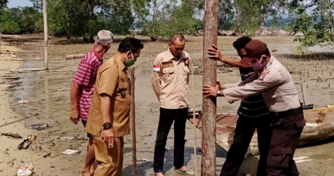 Hari Bhayangkara Ke-74, Kapolsubsektor Bersama Kades Dan HI-MR Bangun Rumah Warga