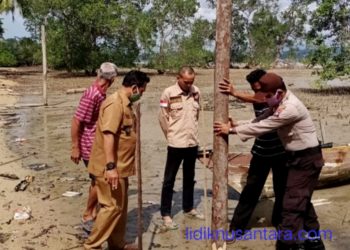 Hari Bhayangkara Ke-74, Kapolsubsektor Bersama Kades Dan HI-MR Bangun Rumah Warga