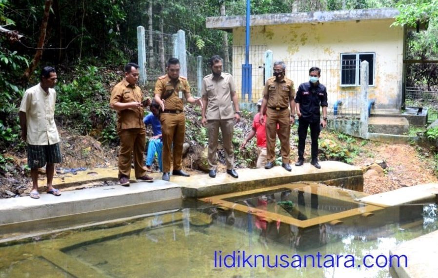 Tanggapi Keluhan Warga Tanjung Mana, Wakil Bupati Lingga Tinjau Lokasi Sumber Mata Air Bersih