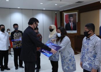 Menteri PANRB Beri Santunan Pada Ahli Waris ASN yang Gugur Saat Bertugas Tangani Covid-19