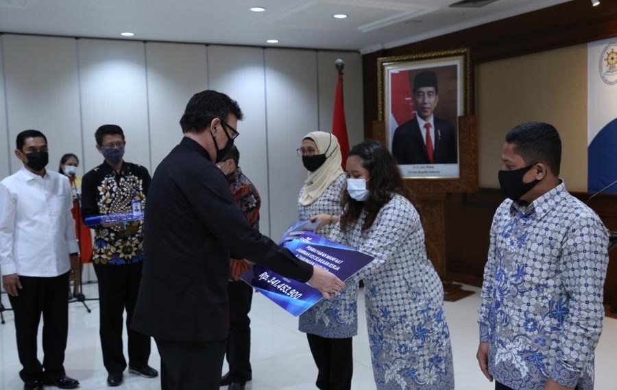 Menteri PANRB Beri Santunan Pada Ahli Waris ASN yang Gugur Saat Bertugas Tangani Covid-19