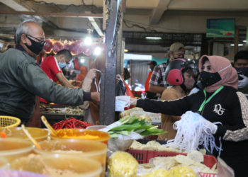 Kembali Tinjau Pasar, Rahma dan FKPD Bagikan Masker dan Beri Imbauan