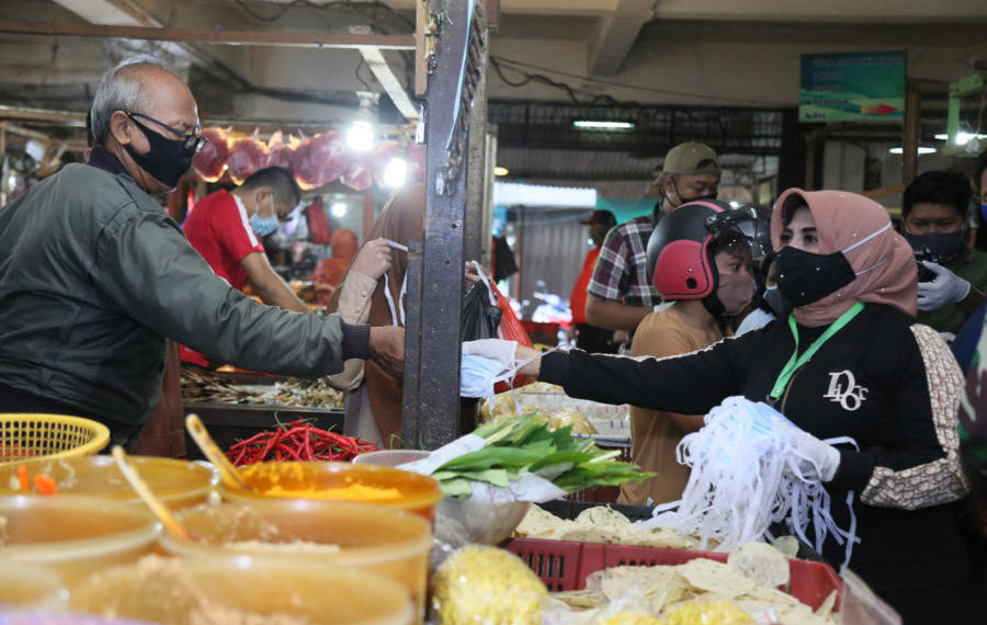 Kembali Tinjau Pasar, Rahma dan FKPD Bagikan Masker dan Beri Imbauan