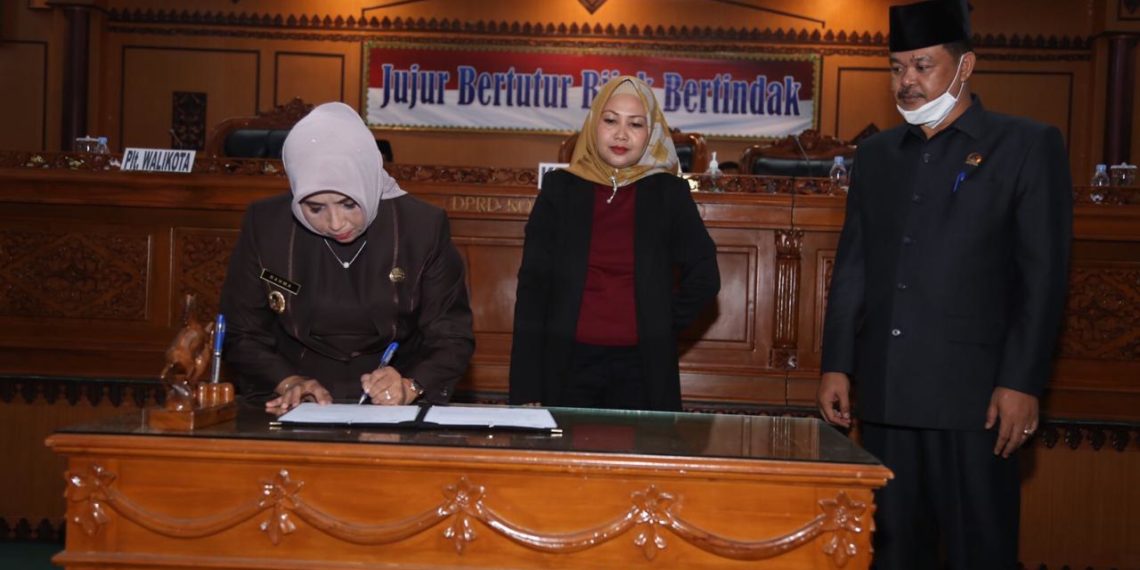 Plt. Walikota Tanjungpinang lakukan Penandatanganan dan Persetujuan Bersama Pimpinan DPRD Tanjungpinang