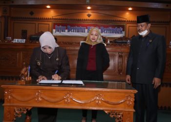 Plt. Walikota Tanjungpinang lakukan Penandatanganan dan Persetujuan Bersama Pimpinan DPRD Tanjungpinang