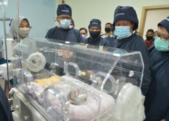 Isdianto Jenguk Bayi yang Terlahir Herlequine Ichtyosys