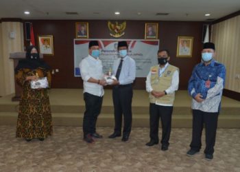 Untuk Kelancaran Pilkada, Isdianto Serahkan Hibah dan APD