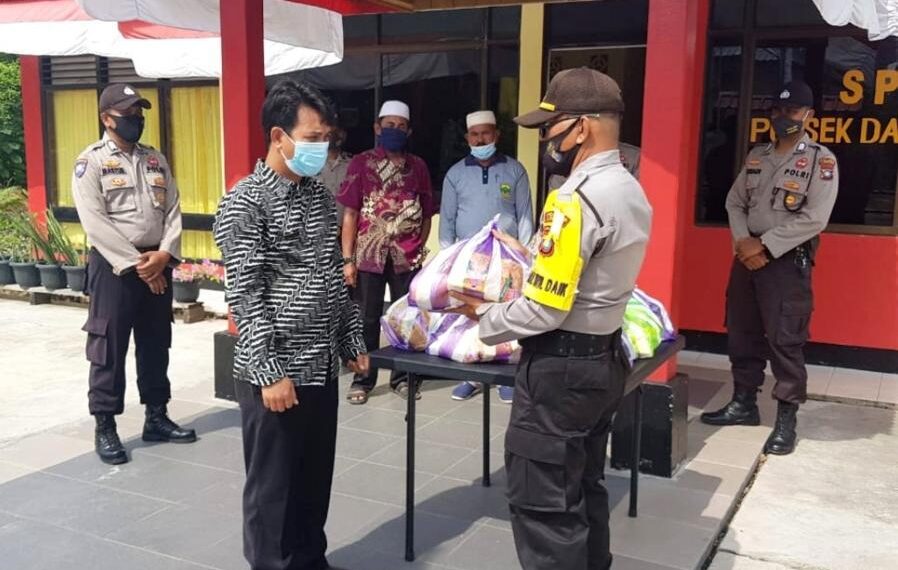 Polres Melalui Polsek Daik Lingga Berbagi Sembako ke Warga Kurang Mampu