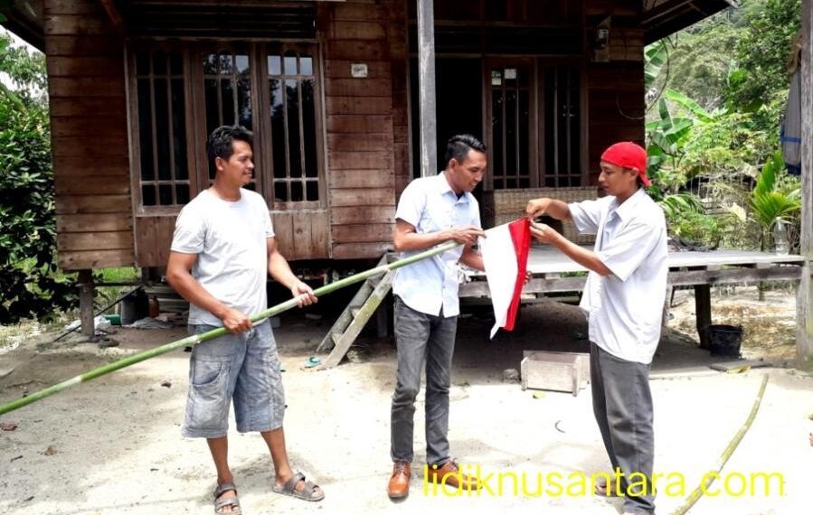 Bagi Bendera Merah Putih Kepada Warga, Ini Dilakukan Plt Kades Persiapan Air Batu