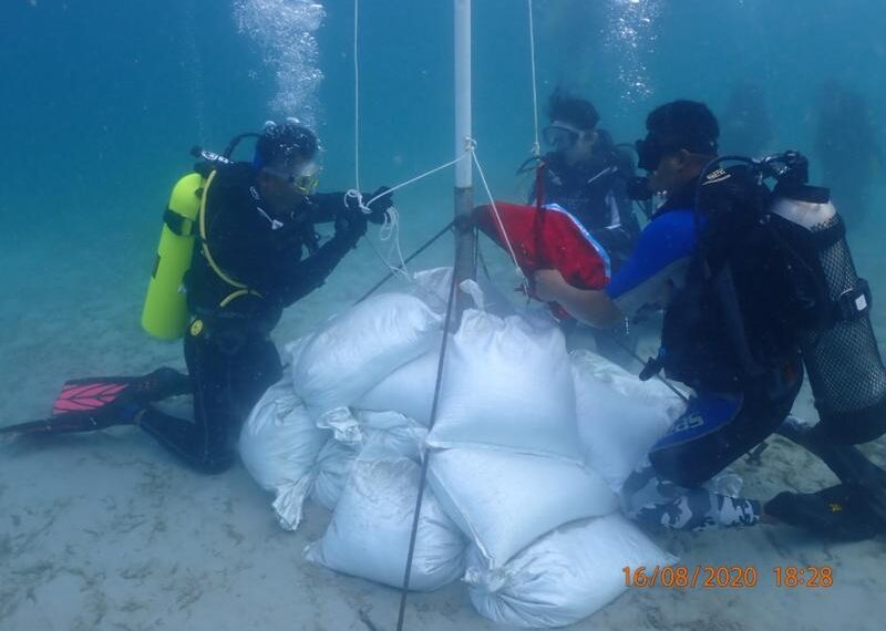 75 Penyelam Kepri Kibarkan Bendera Merah Putih di Bawah Laut