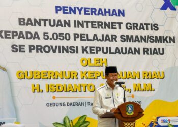 Isdianto Beri 5.050 Paket Internet Gratis Agar Siswa Bisa Belajar