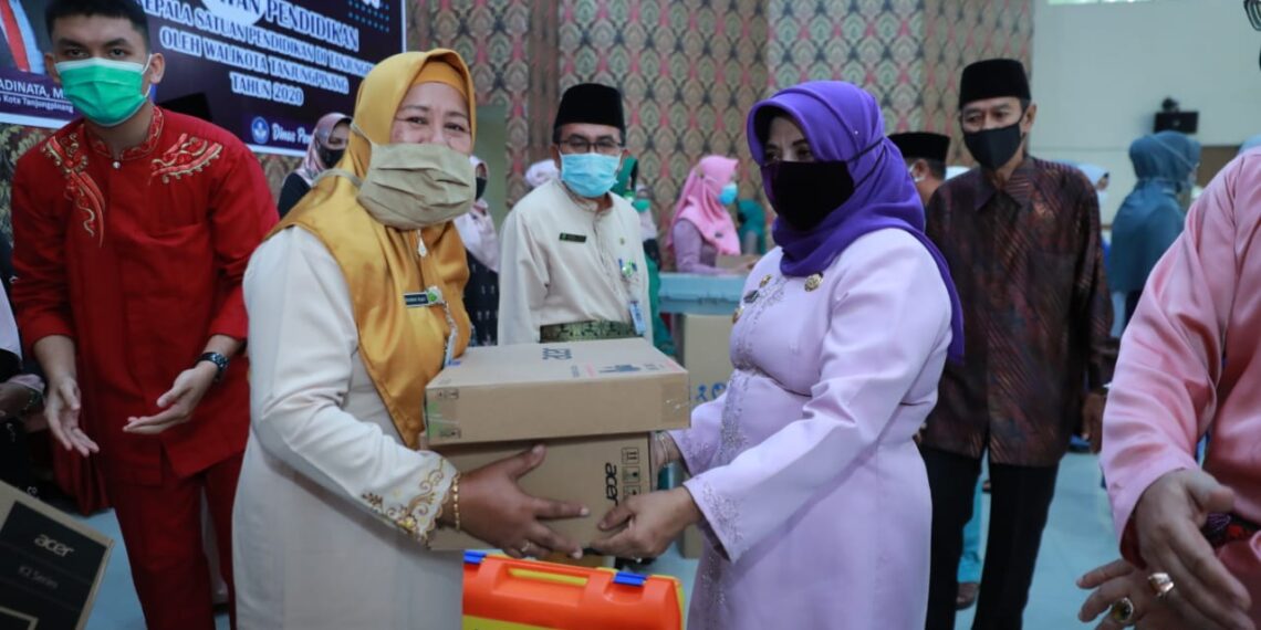 Pemko Beri Bantuan Peralatan Pendidikan ke Satuan Pendidikan