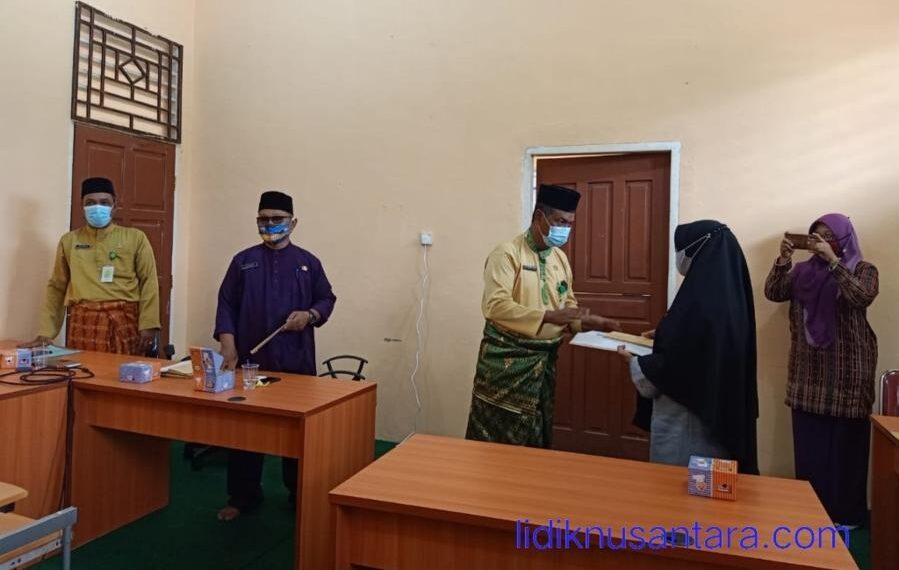 Kadisdik Lingga Serahkan 19 SK Plt Kepala SD dan SMP