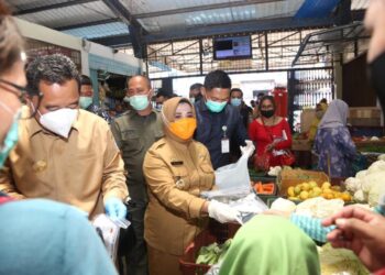 Pjs Gubernur dan Walikota Bagikan Masker ke Masyarakat saat Meninjau Pasar