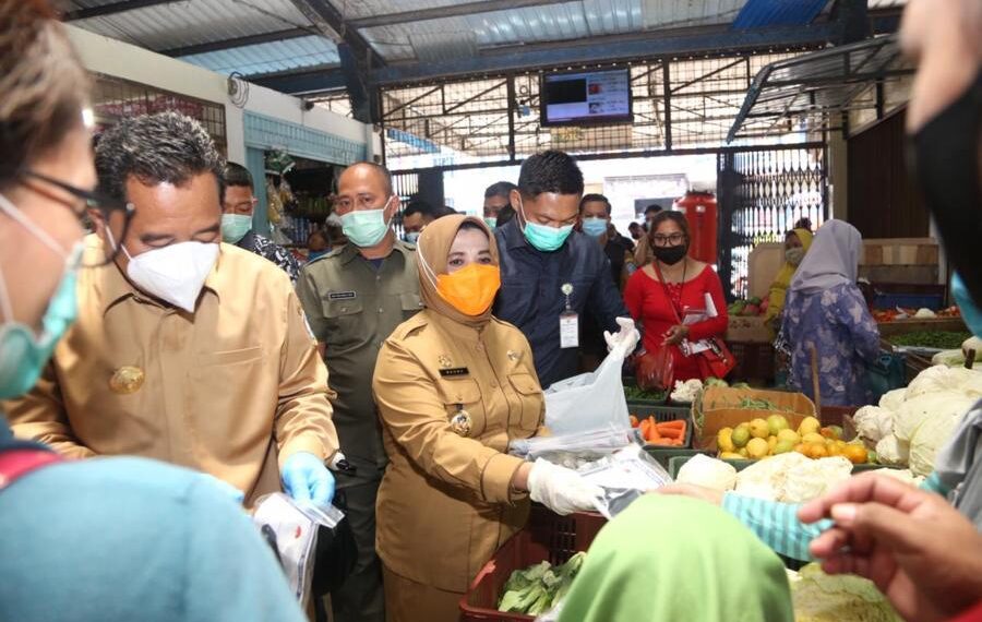 Pjs Gubernur dan Walikota Bagikan Masker ke Masyarakat saat Meninjau Pasar