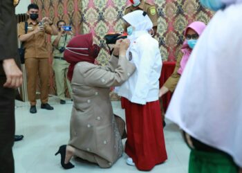 Wujudkan Komitmen untuk Pendidikan, Walikota Tanjungpinang Beri Seragam Sekolah Gratis