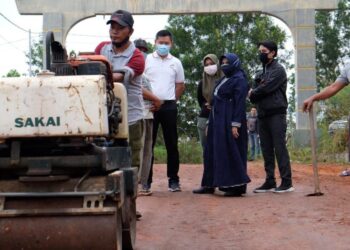 Bersama Warga Perumahan Merpati Putih, Rahma Cari Solusi Saat Tinjau Jalan Rusak
