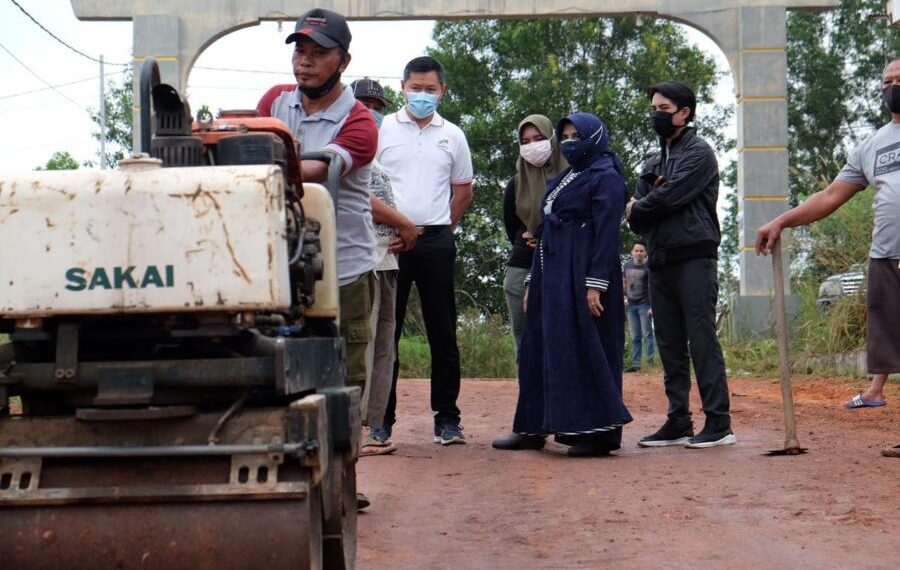 Bersama Warga Perumahan Merpati Putih, Rahma Cari Solusi Saat Tinjau Jalan Rusak