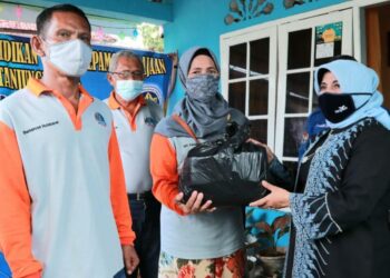 Rahma Beri Semangat pada Korban Banjir Saat Menyerahkan Bantuan