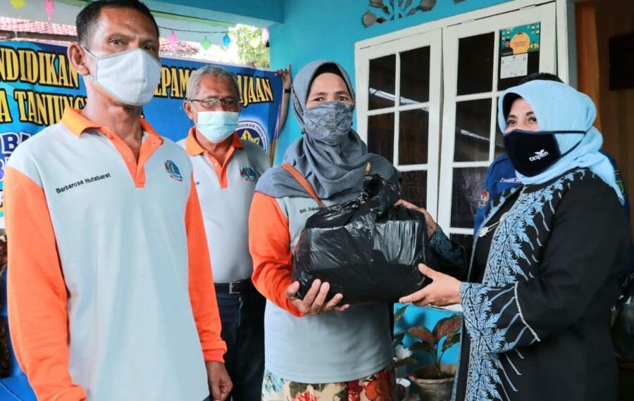 Rahma Beri Semangat pada Korban Banjir Saat Menyerahkan Bantuan
