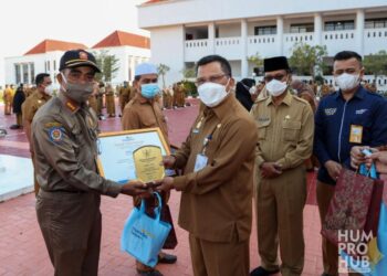 Beri Piagam Penghargaan Kementerian PAN-RB, Sekda Kepri: Pelayanan untuk Publik Harus Semakin Baik