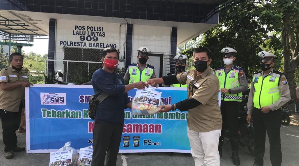 Jumat Berkah, SMSI Batam dan Polresta Barelang Bagikan Sembako ke Warga