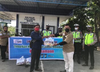 Jumat Berkah, SMSI Batam dan Polresta Barelang Bagikan Sembako ke Warga