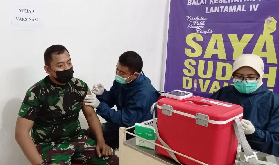 Prajurit Lantamal IV Semarakkan Serbuan Vaksin TNI
