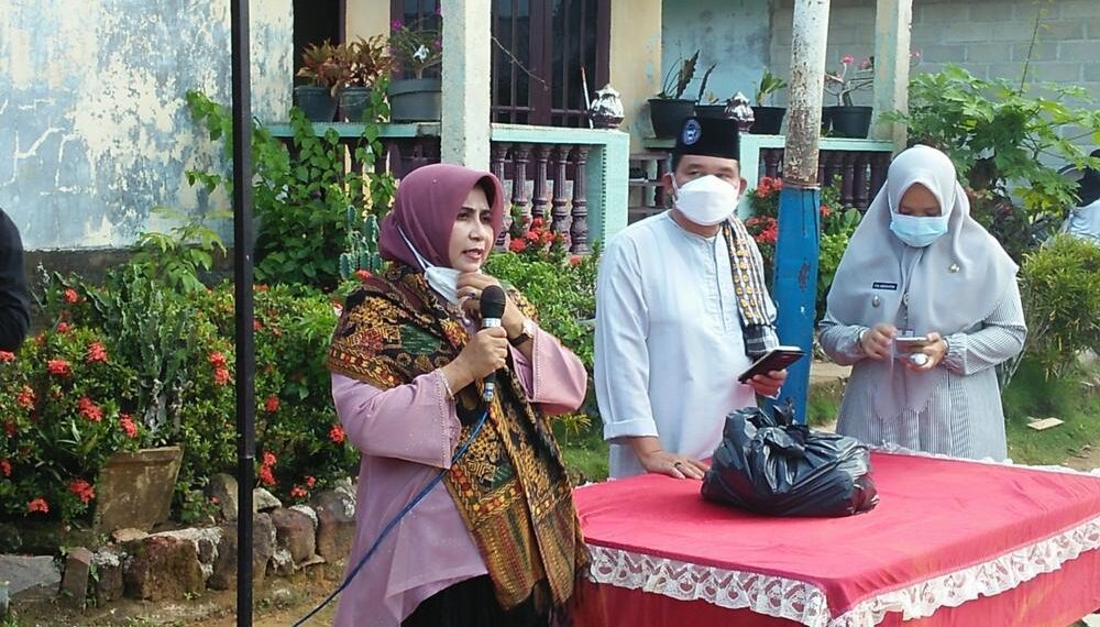 Wali Kota Tanjungpinang, Hj. Rahma, saat menyerahkan 200 paket sembako hasil zakat ASN Pemko Tanjungpinang