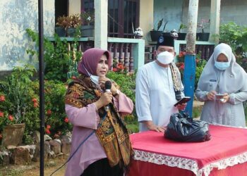 Wali Kota Tanjungpinang, Hj. Rahma, saat menyerahkan 200 paket sembako hasil zakat ASN Pemko Tanjungpinang