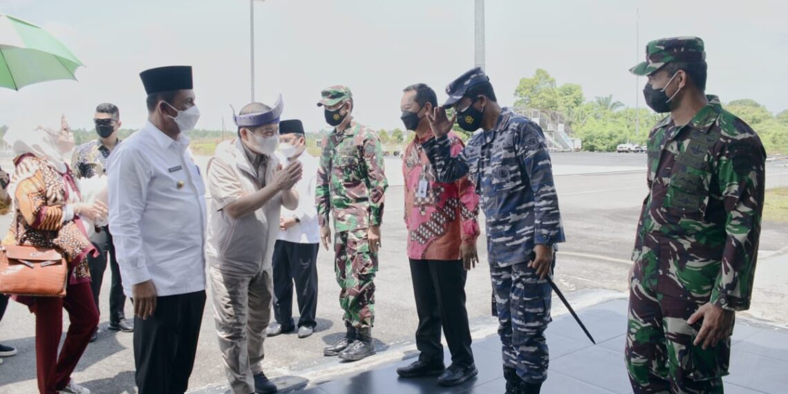 Danlantamal IV Sambut Kedatangan Menteri PPN RI di Bandara RHF