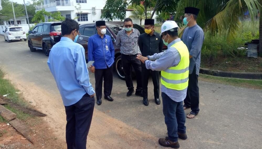Fasum dan Rumah Rusak Karena Ulah Kontraktor, Hendra Jaya Tinjau Lokasi dan Beri Mediasi