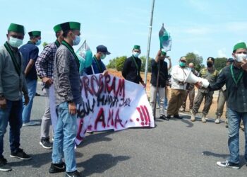 Aksi unjuk rasa Himpunan Mahasiswa Islam cabang Tanjungpinang-Bintan di Kantor Gubernur Kepri