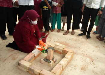 Letak Batu Pertama Pembangunan Masjid Baitul ‘Izzah, Rahma Berterima Kasih pada Sinar Bahagia Group