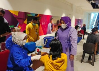 Tinjau Vaksinasi, Wagub Marlin: Kepri Sehat, Ekonomi Menguat