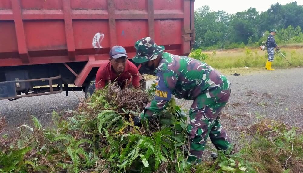 Demi Kebersihan Lingkungan, Babinpotmar Goro Bersama Masyarakat KBN