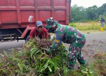 Demi Kebersihan Lingkungan, Babinpotmar Goro Bersama Masyarakat KBN