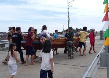 Tingkatkan Solidaritas, Satgas TMMD ke-111 Kodim 0315/Bintan Bersama Warga Desa Marok Tua Perbaiki Perahu Nelayan
