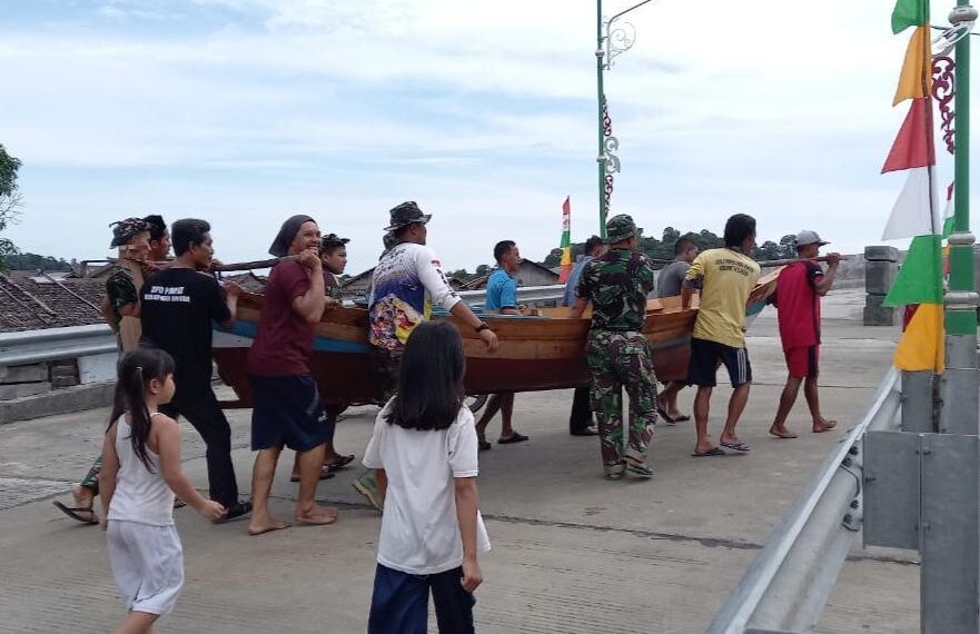 Tingkatkan Solidaritas, Satgas TMMD ke-111 Kodim 0315/Bintan Bersama Warga Desa Marok Tua Perbaiki Perahu Nelayan