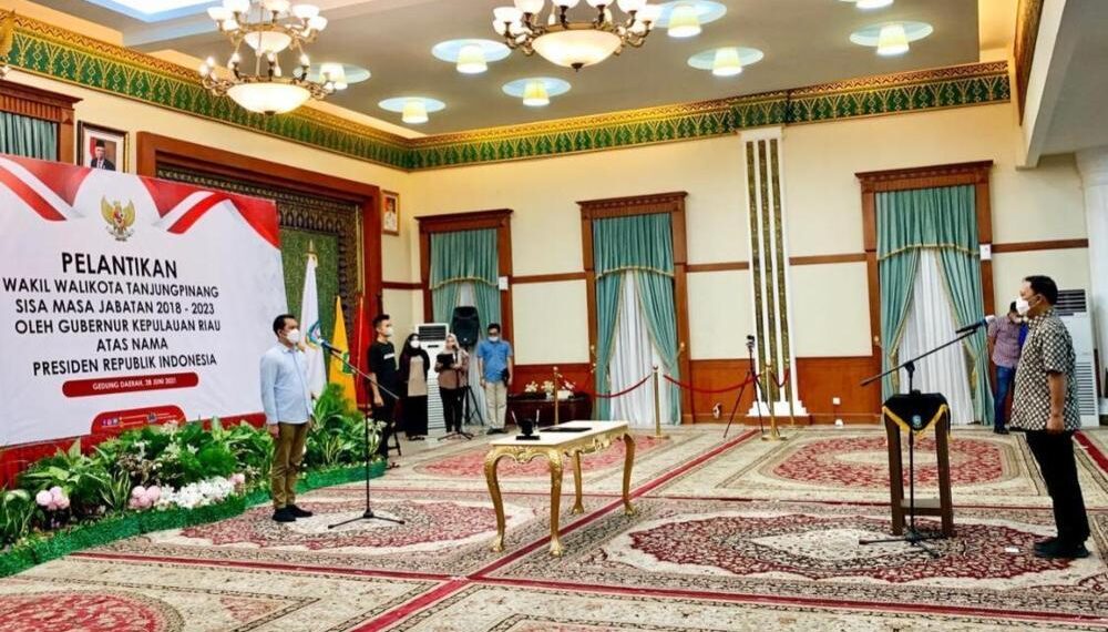 Wakil Wali Kota Tanjugnpinang, Endang Abdullah, saat dilantik Gubernur Kepri Ansar Ahmad