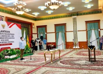 Wakil Wali Kota Tanjugnpinang, Endang Abdullah, saat dilantik Gubernur Kepri Ansar Ahmad