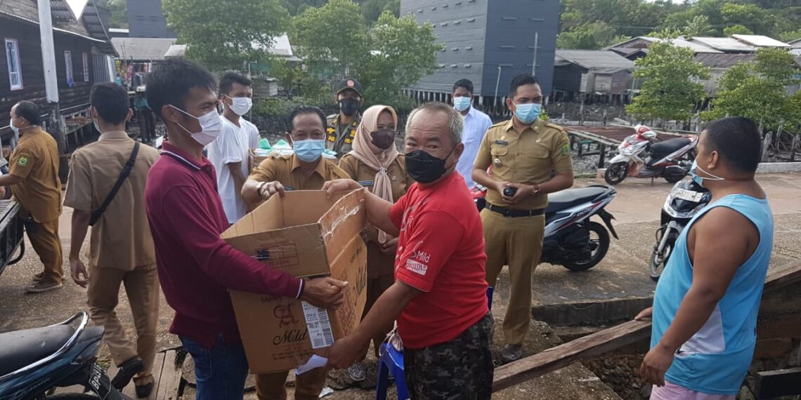 Warga Terpapar Covid-19, Terima Bantuan Nasi Kotak