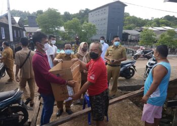 Warga Terpapar Covid-19, Terima Bantuan Nasi Kotak